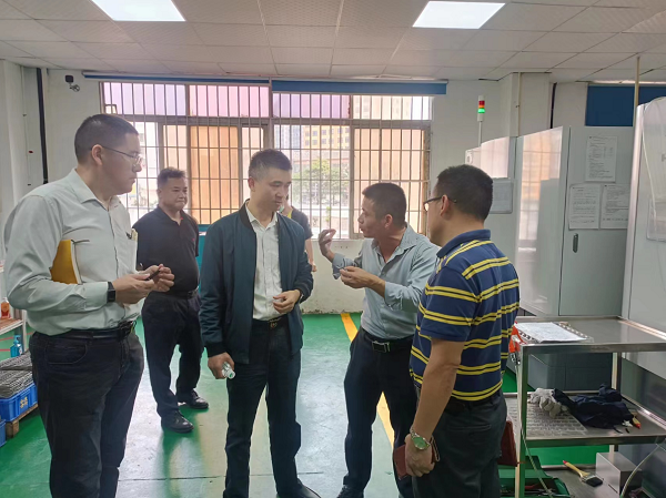 走訪車間，介紹公司經(jīng)營情況